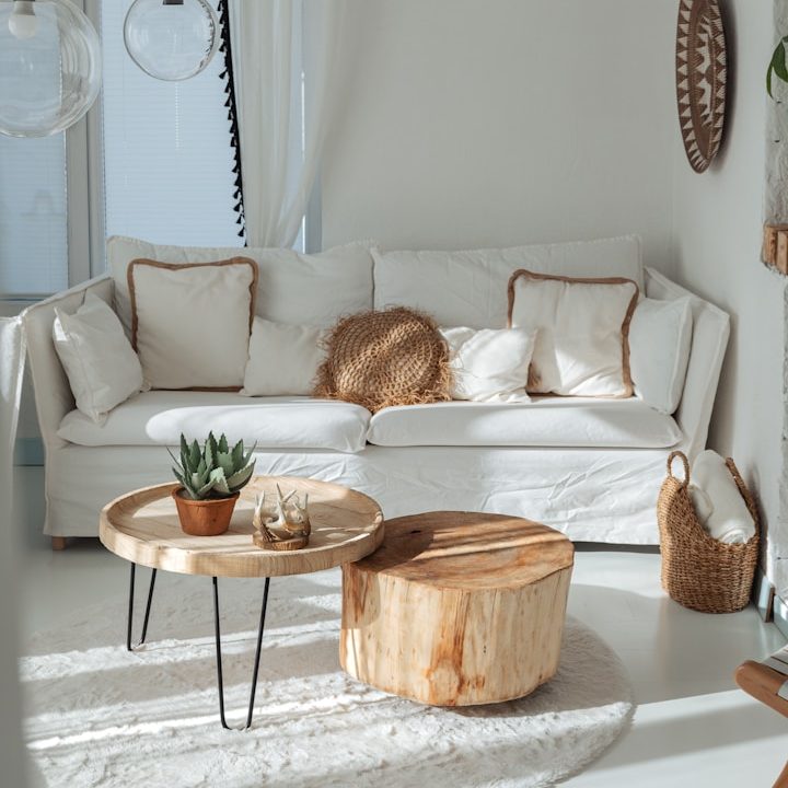 Modern kök med grå skåp, vit bänkskiva och fönster som släpper in naturligt ljus.