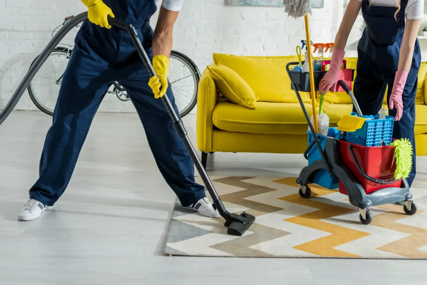 Hemstädning som anpassas efter dig En person städar golvet med en dammsugare, en annan står vid en städvagn. Hemstädning som anpassas efter dig. Home cleaning Cleaning Service