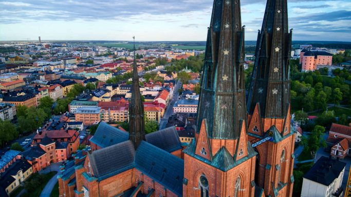 Utsikt över Uppsala med domkyrkans spetshalvor i förgrunden.