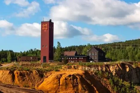 Stor halmstake i form av en vallhornad get, dekorerad med röd band.